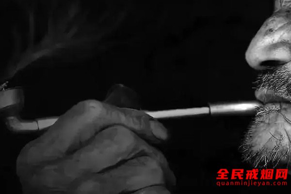 钻研显示：老年孤独比吸烟更损害健康，吸烟的危害