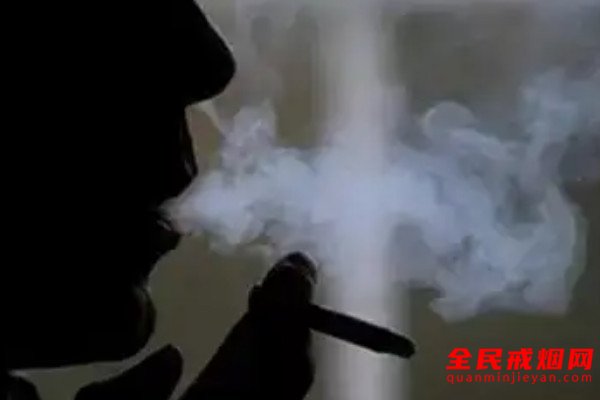 钻研显示：长期吸烟会诱发口腔黏膜白斑，抽烟会造成口腔黏膜发白吗