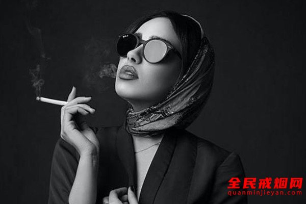 吸烟伤害的不仅只有肺部还有胃，吸烟伤肺还是伤胃