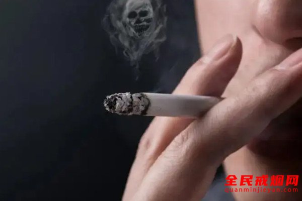 吸烟容易导致口臭，吸烟会引起口臭